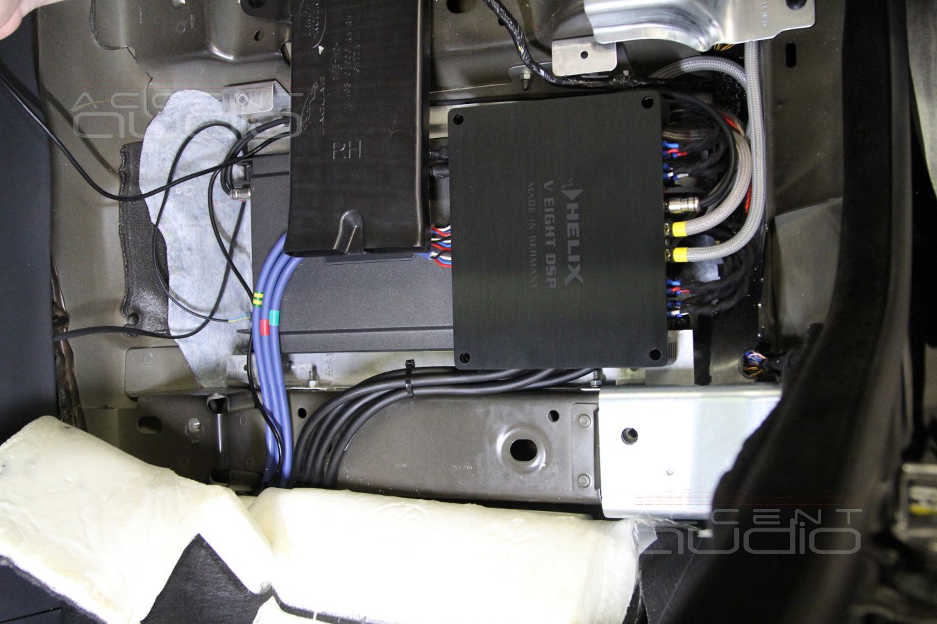 Установка процессорного усилителя Helix VEight и сабвуферного Hertz HCP 1 DK в черный Velar