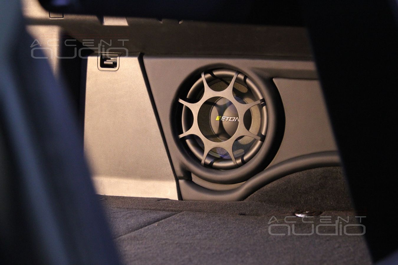 Встройка сабвуфера в крыло Range Rover Discovery