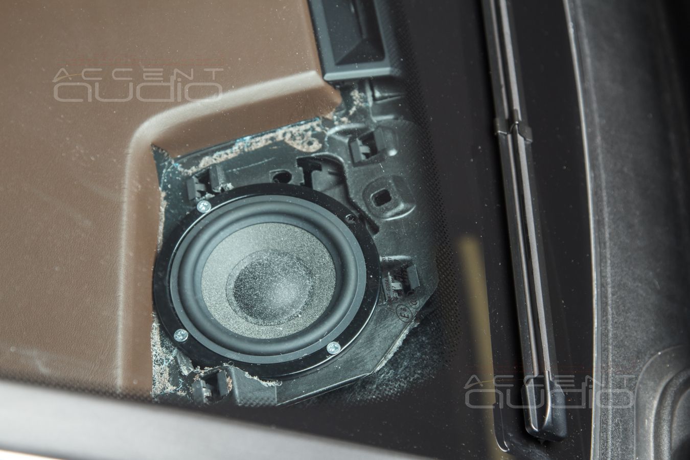 Скрытый штатный монтаж нештиатных среднечастотных динамиков Brax в Porsche Cayenne Coupe