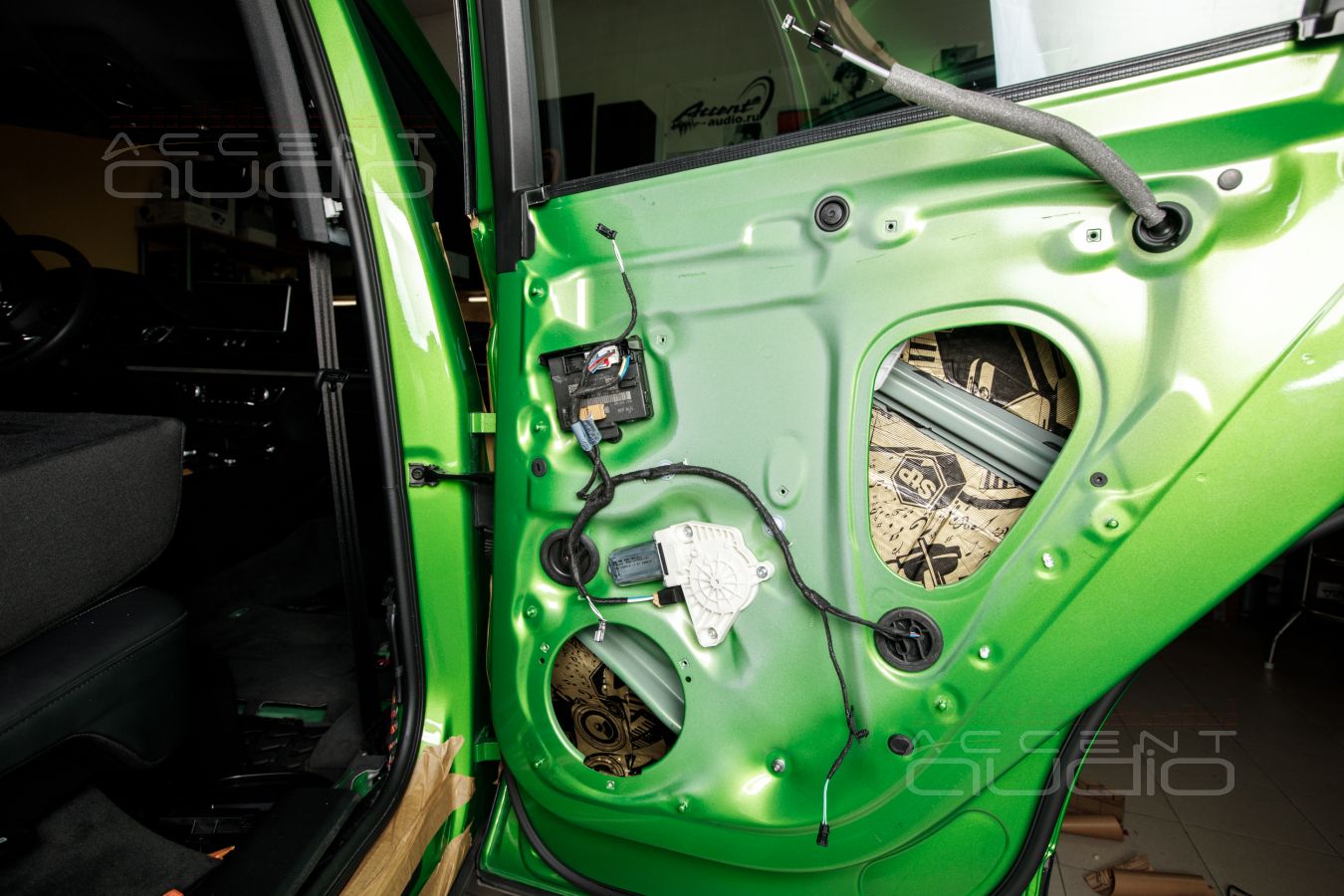 Коротко про тыловую акустику в Audi Q5