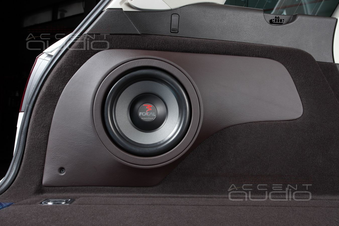 Сабвуфер стелс, встроенный в крыло Volkswagen Touareg NF