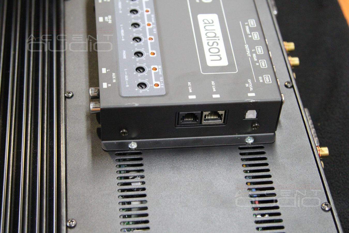 Установка усилителя и аудиопроцессора в Volvo XC70