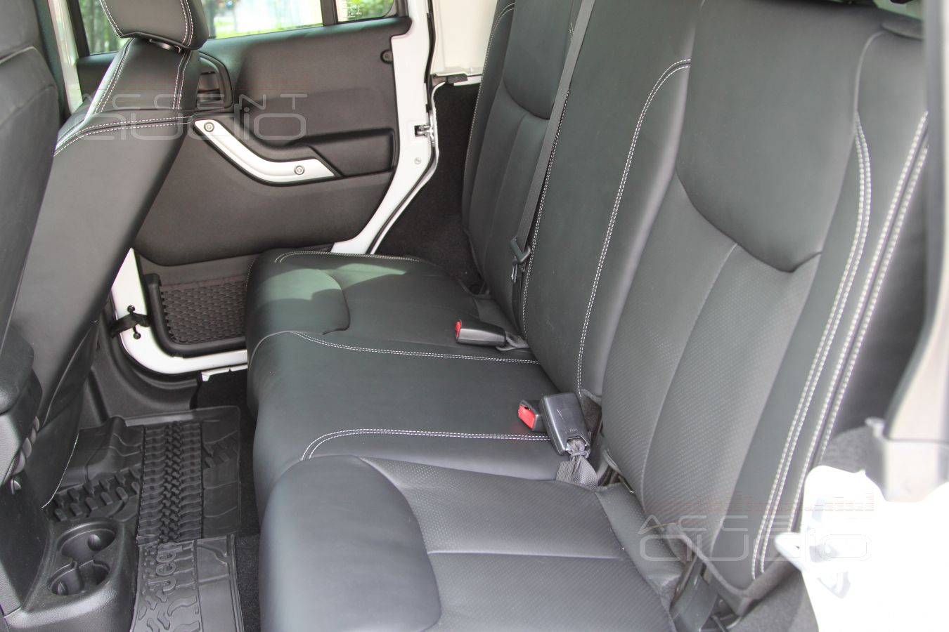 Пошив салона: качество кожи Nappa в сочетании с сидениями Jeep