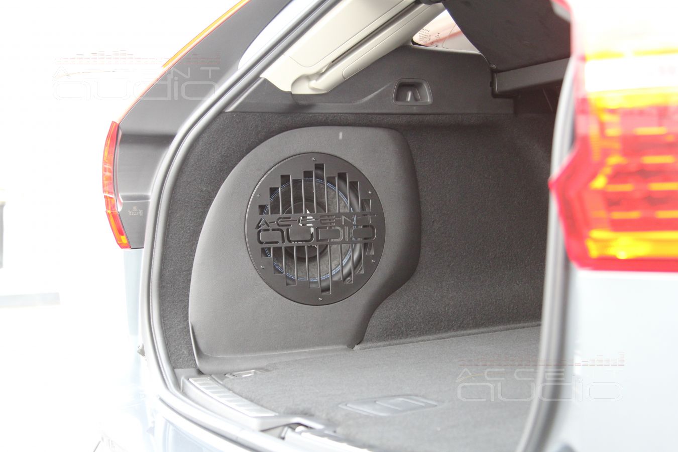 Настоящий сабвуфер-стелс специально для Volvo XC60 2019