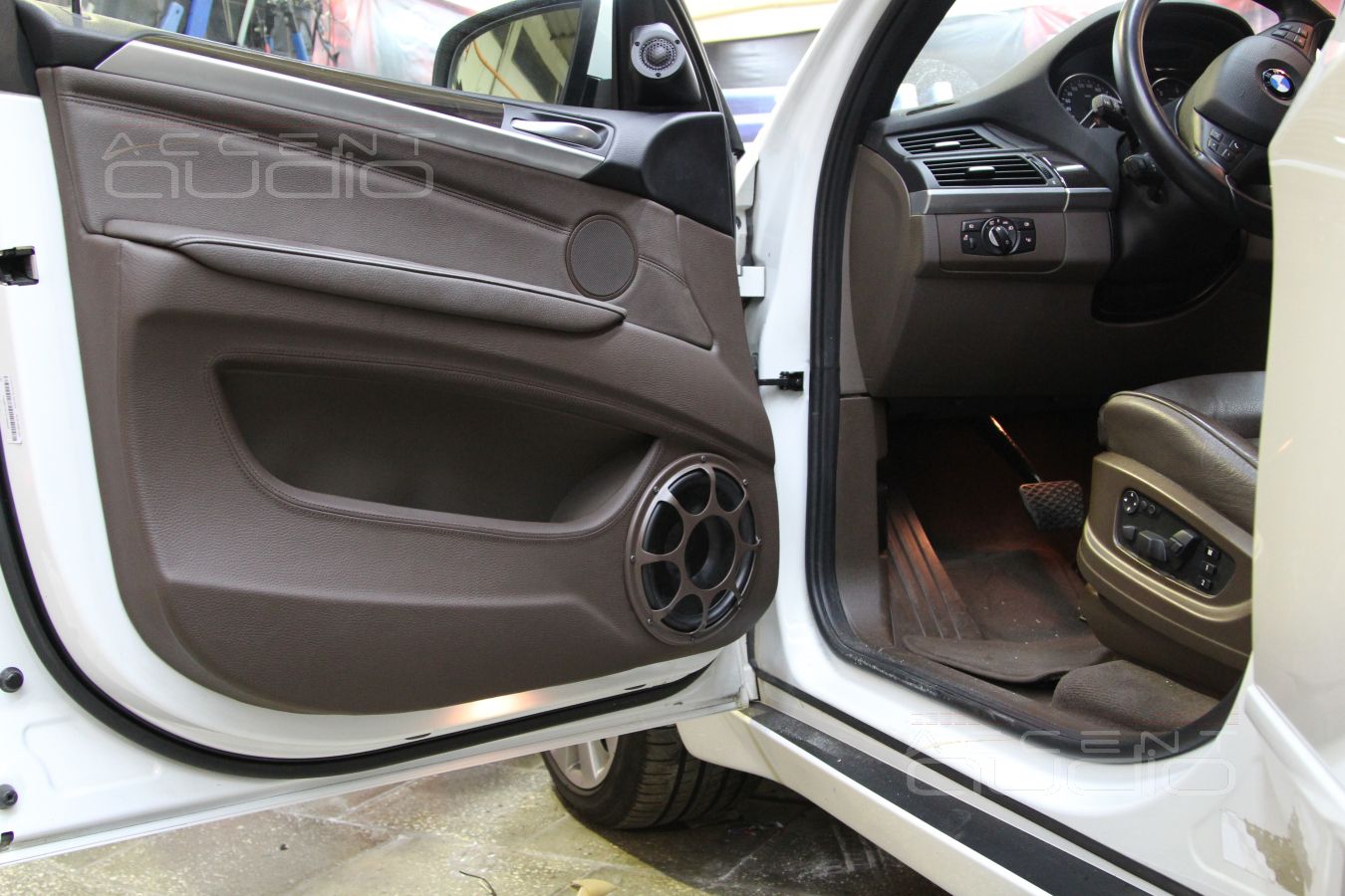 Установка мидбасов Morel в двери BMW X5