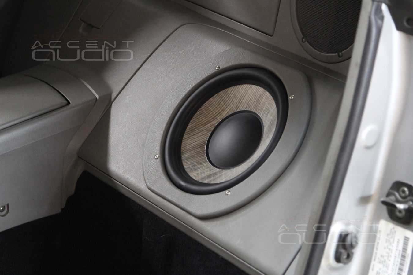 Сабвуфер стелс в Nissan 350Z