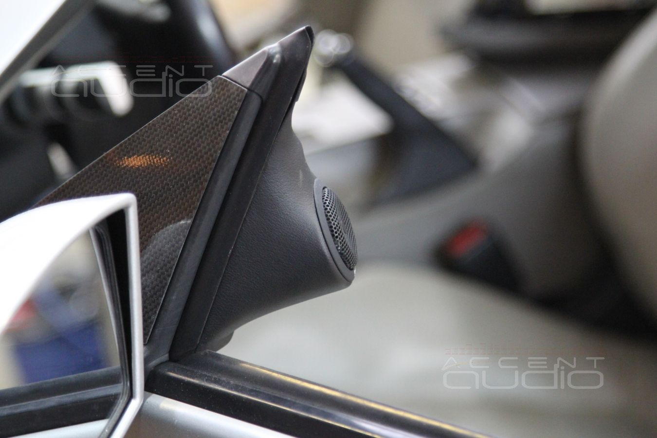 Установка акустики Focal Performance в Nissan 350Z: подиумы под твитеры