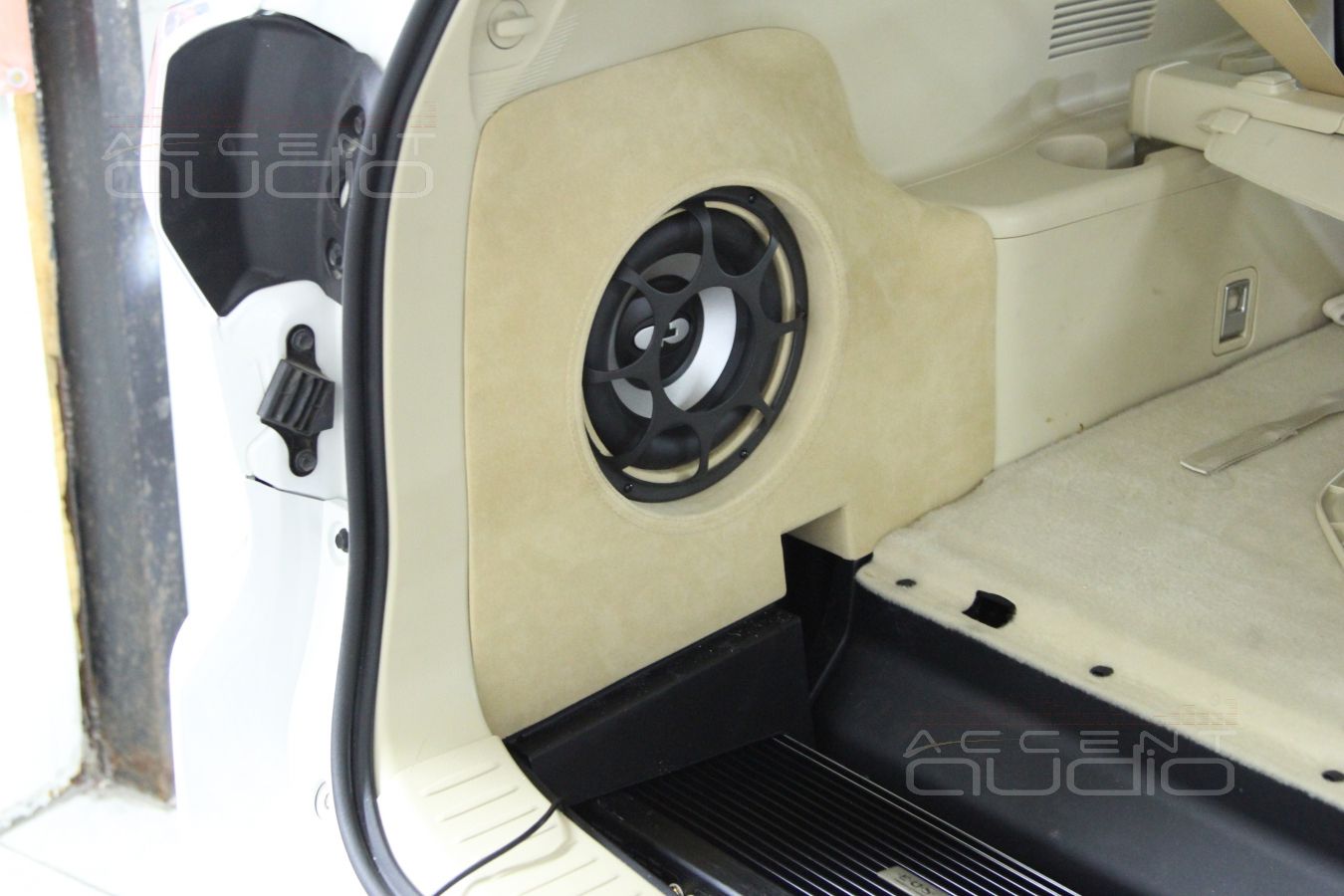 Встроенный сабвуфер и пятиканальный усилитель