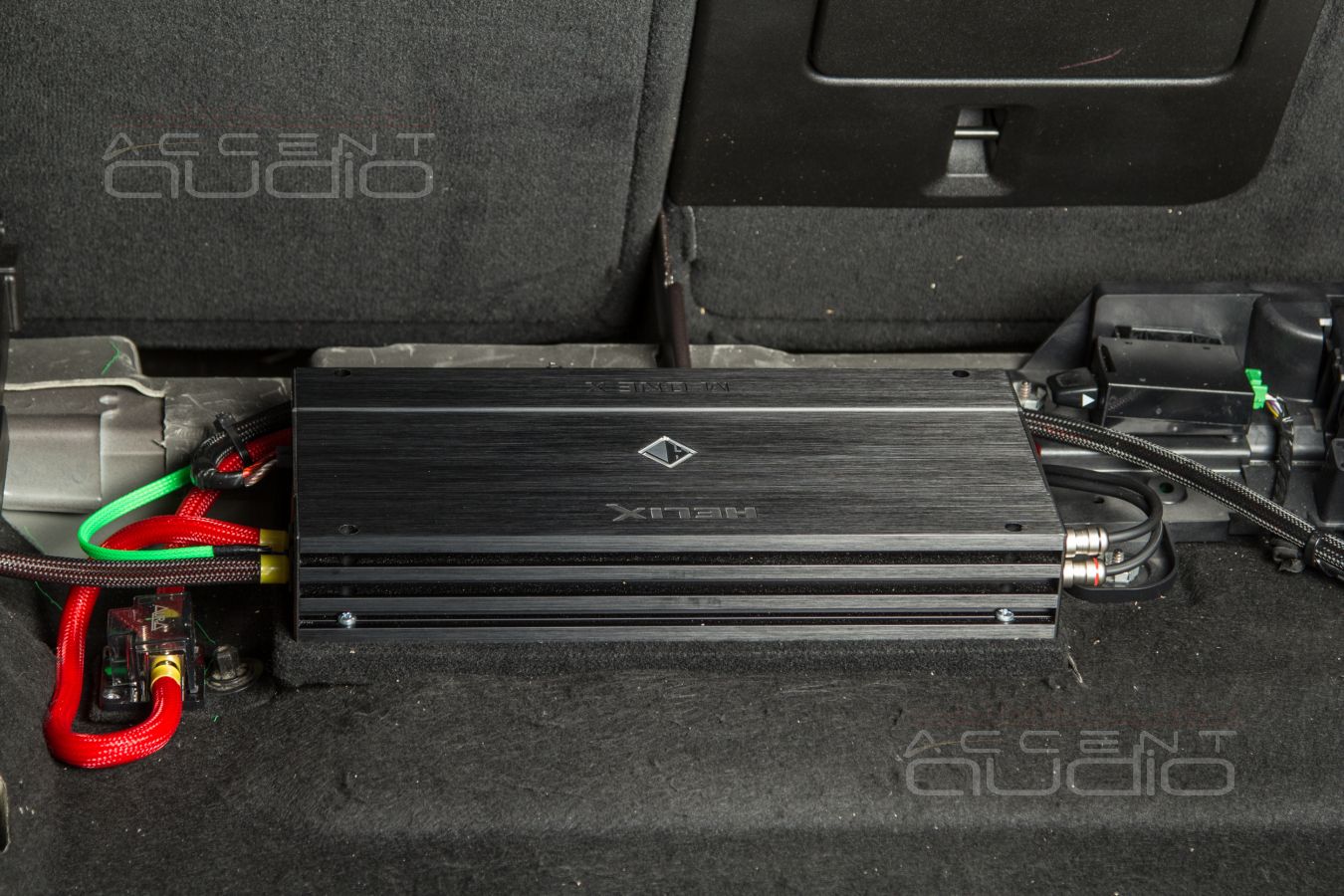 Полностью скрытый монтаж усилителей Helix в Volvo V90 Cross Country