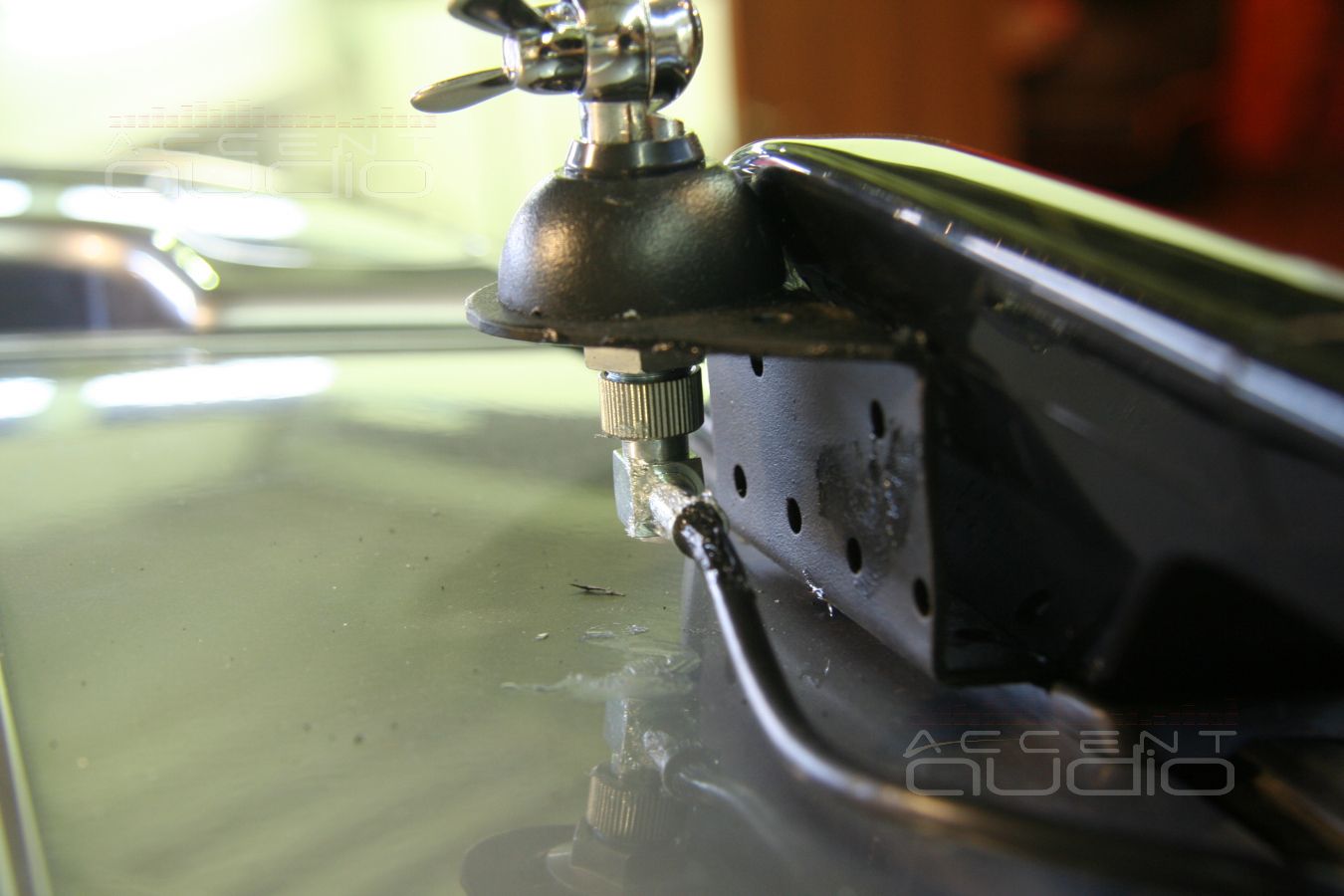 Бережно устанавливаем радиостанцию MegaJet MJ-555 в новый Toyota Highlander