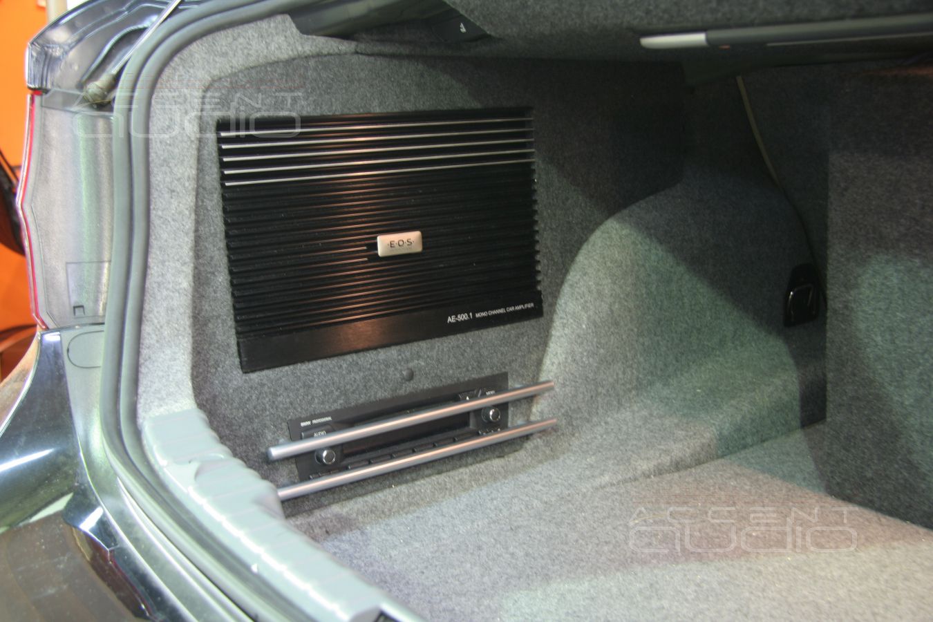 Сабвуферный усилитель E.O.S. AE-500.1 в BMW 330i E90