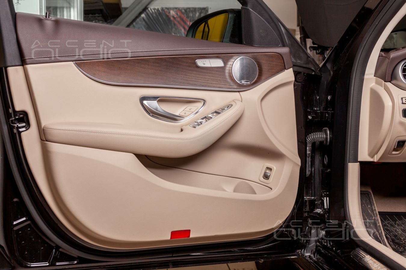 Снаружи Burmester – внутри – E.O.S: установка среднечастотных излучателей в Mercedes-Benz W205