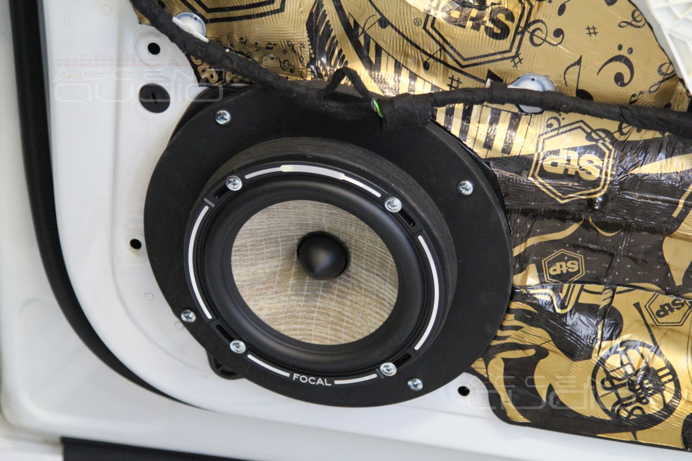 Фронтальная акустика в A6 2013-го.