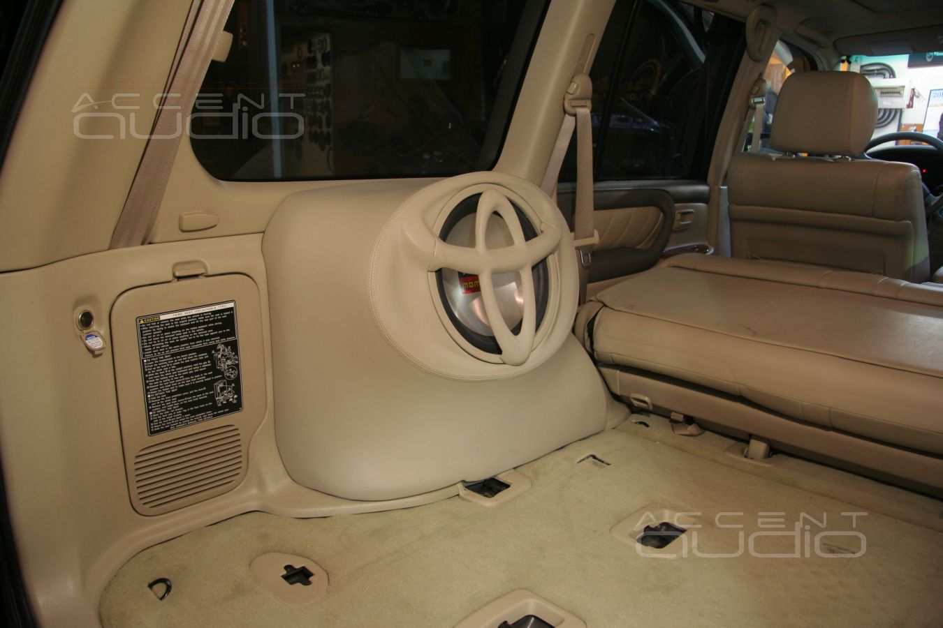 Съемный сабвуфер СТЕЛС в Toyota Land Cruiser 100