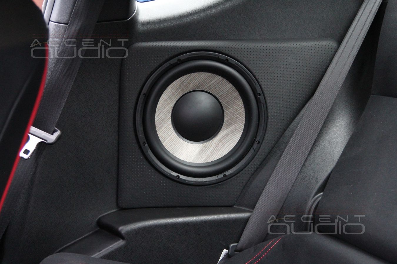 Встроенный сабвуфер в Toyota GT86