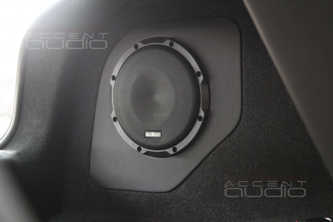 Маленькому сабвуферу – маленький, но качественный корпус: стелс для Audison Prima 8D