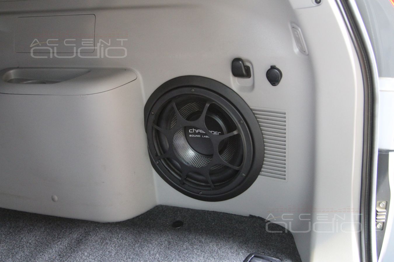 Сабвуфер, встроенный в крыло Mitsubishi Pajero Sport 2013