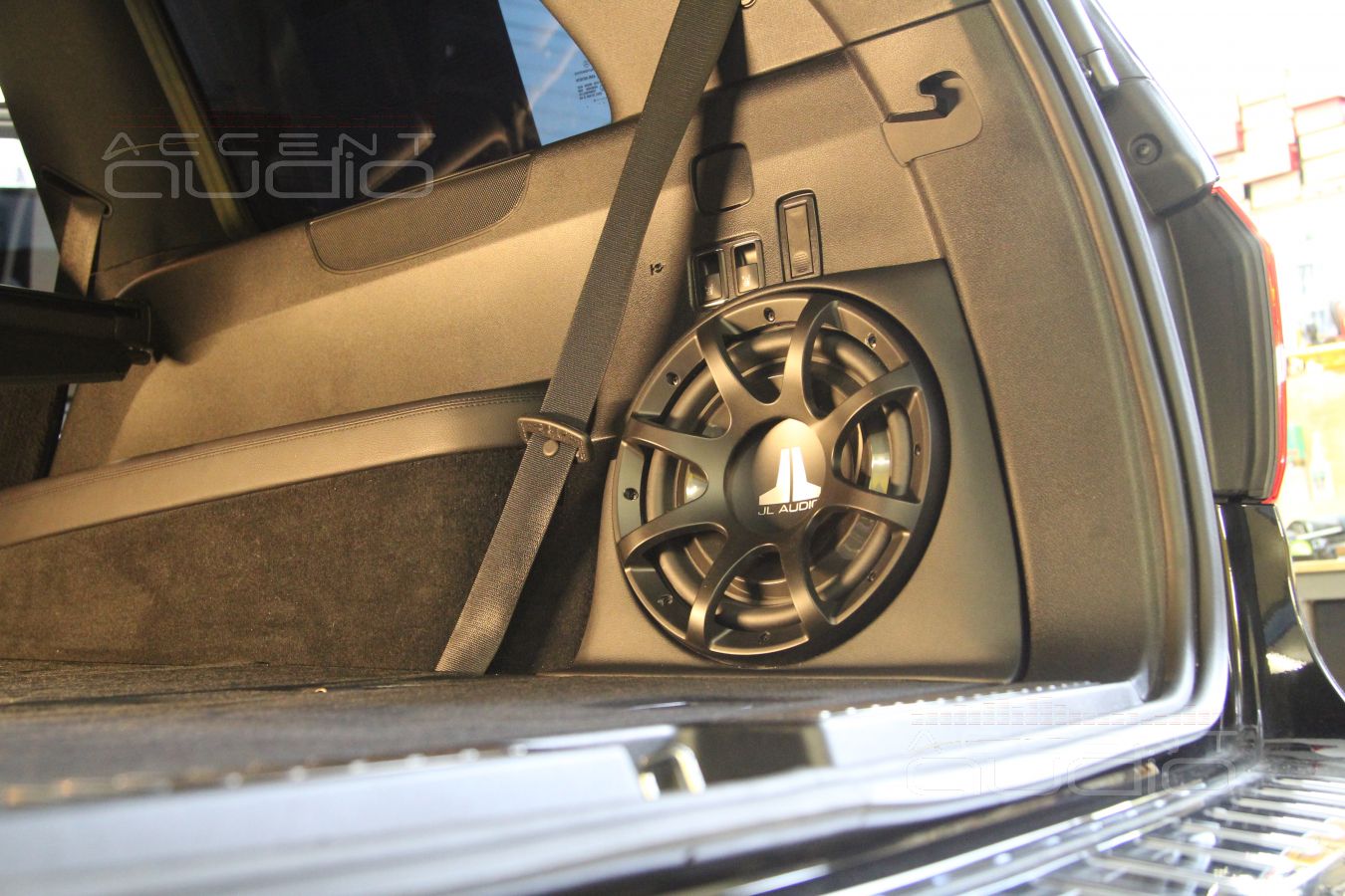 Встроенный Cабвуфер JLAudio 10TW3 в Mercedes-Benz GLS