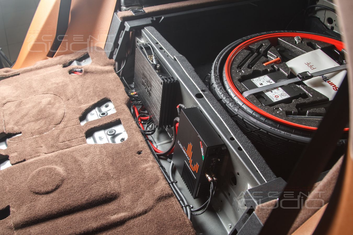 Штатный, скрытый, технологичный – монтаж усилителей в Porsche Cayenne Coupe 2022