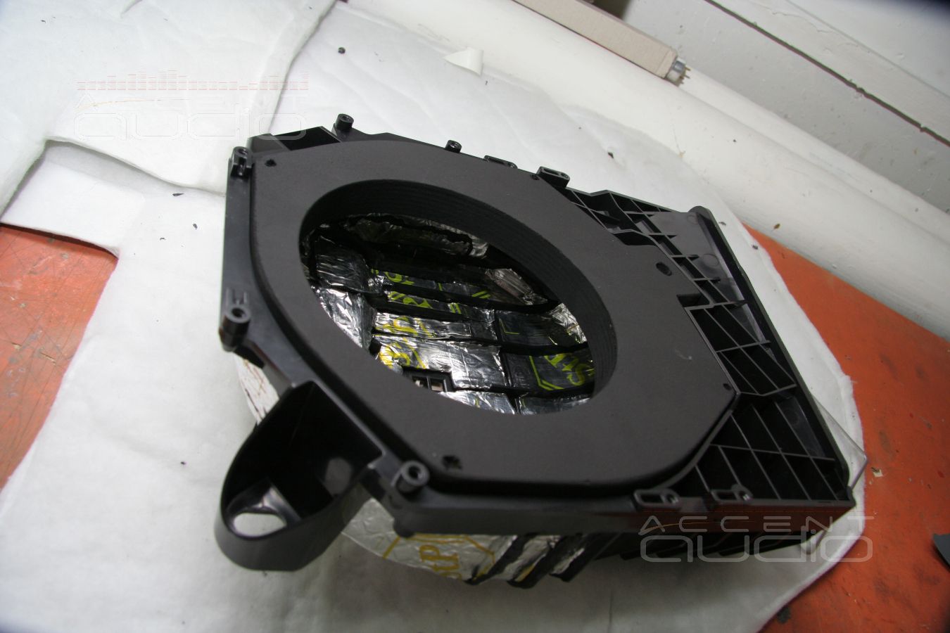 Ненапольные мидбасы Eton в штатных местах BMW X1