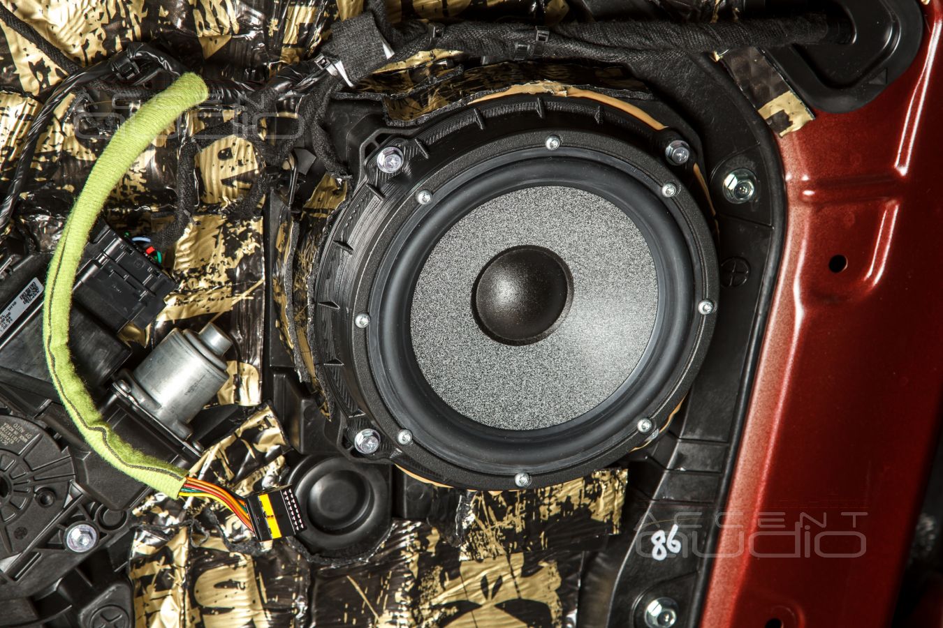 Аудиоподготовка дверей и установка новых динамиков Brax и Challenger в Kia Carnival