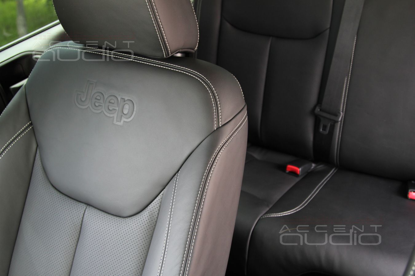 Пошив салона: качество кожи Nappa в сочетании с сидениями Jeep