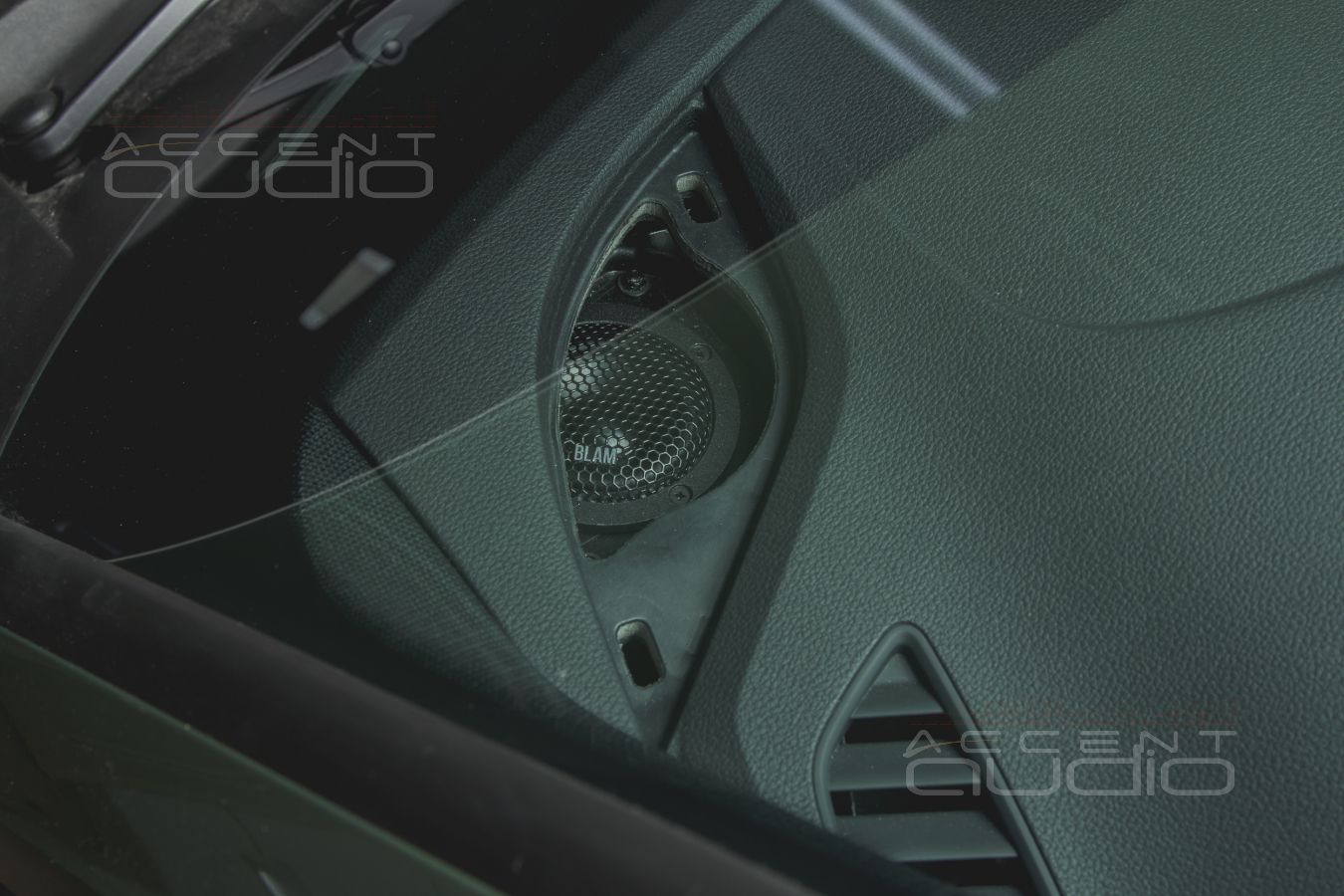 Установка новых широкополосных излучателей для лучшего звука в Audi A5 2021