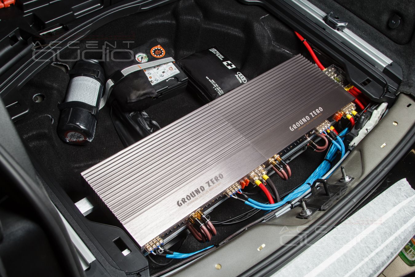 Установка усилителей Ground Zero, JLAudio и аудиопроцессора Helix с полной интеграцией в RS6 !