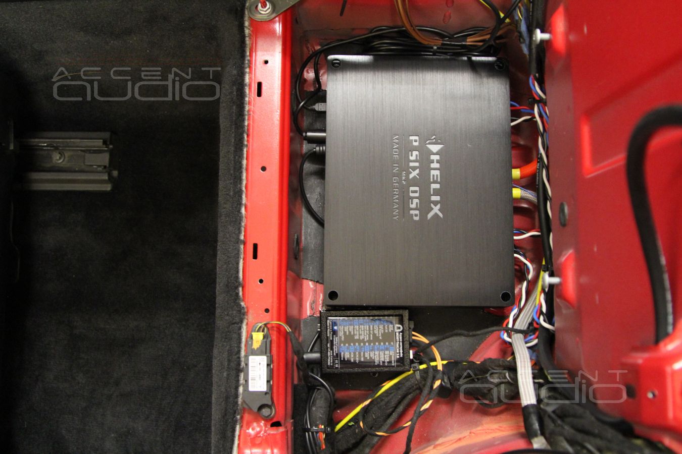 Установка усилителя в Mercedes-Benz SL350