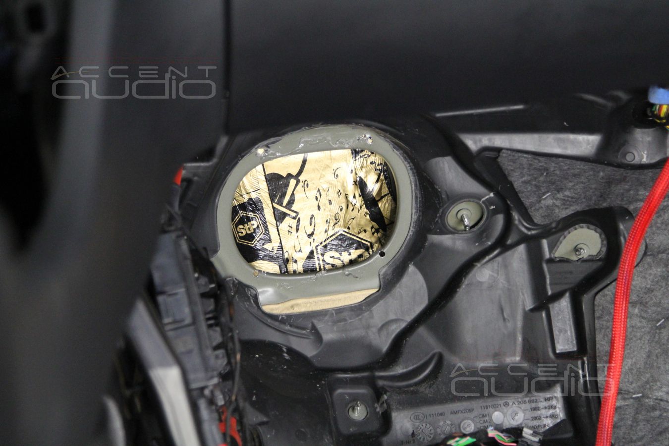 Установка мидбасов в подполье Mercedes