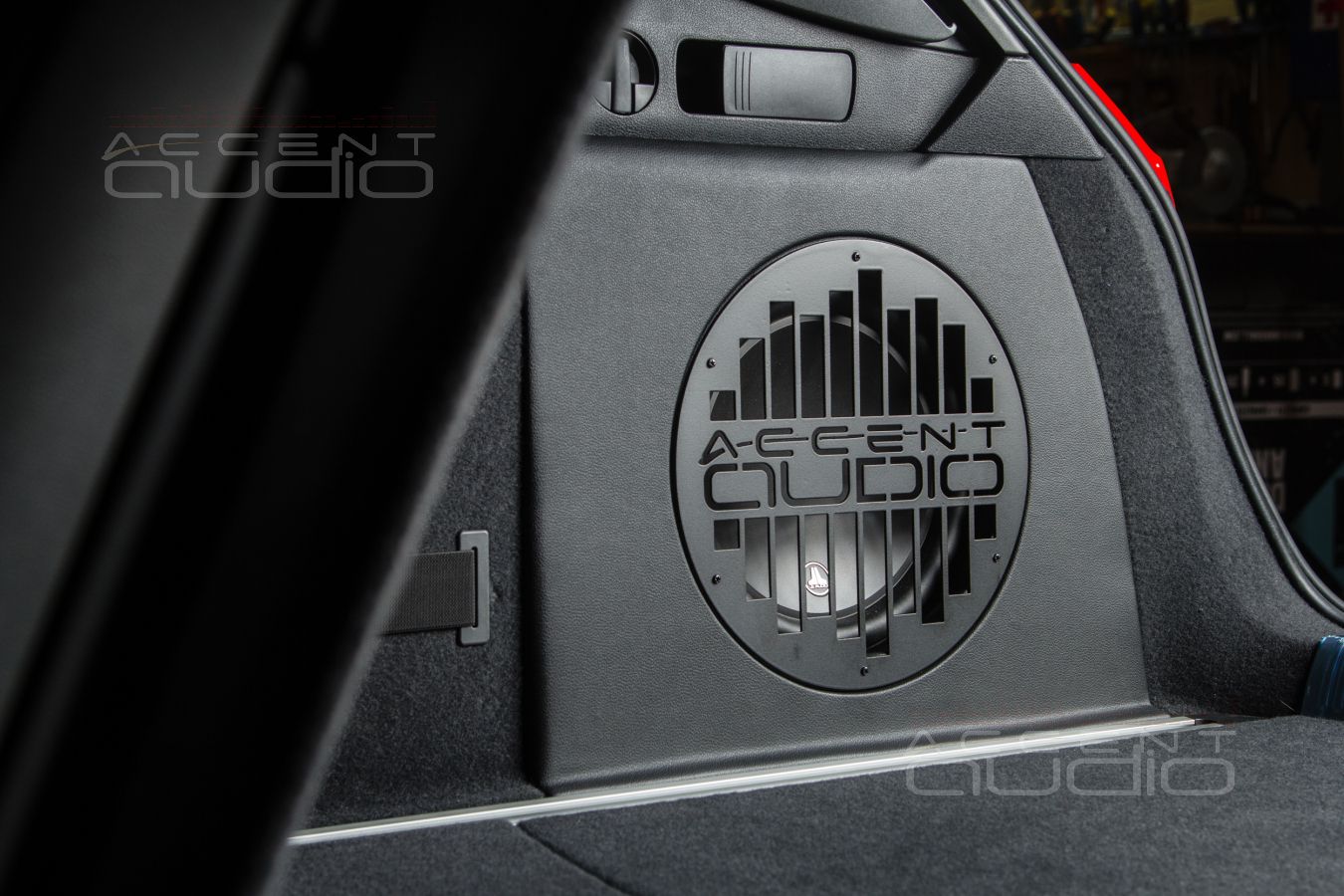 Полная интеграция и стильная встройка: сабвуфер-стелс для Audi A4 Avant 2021