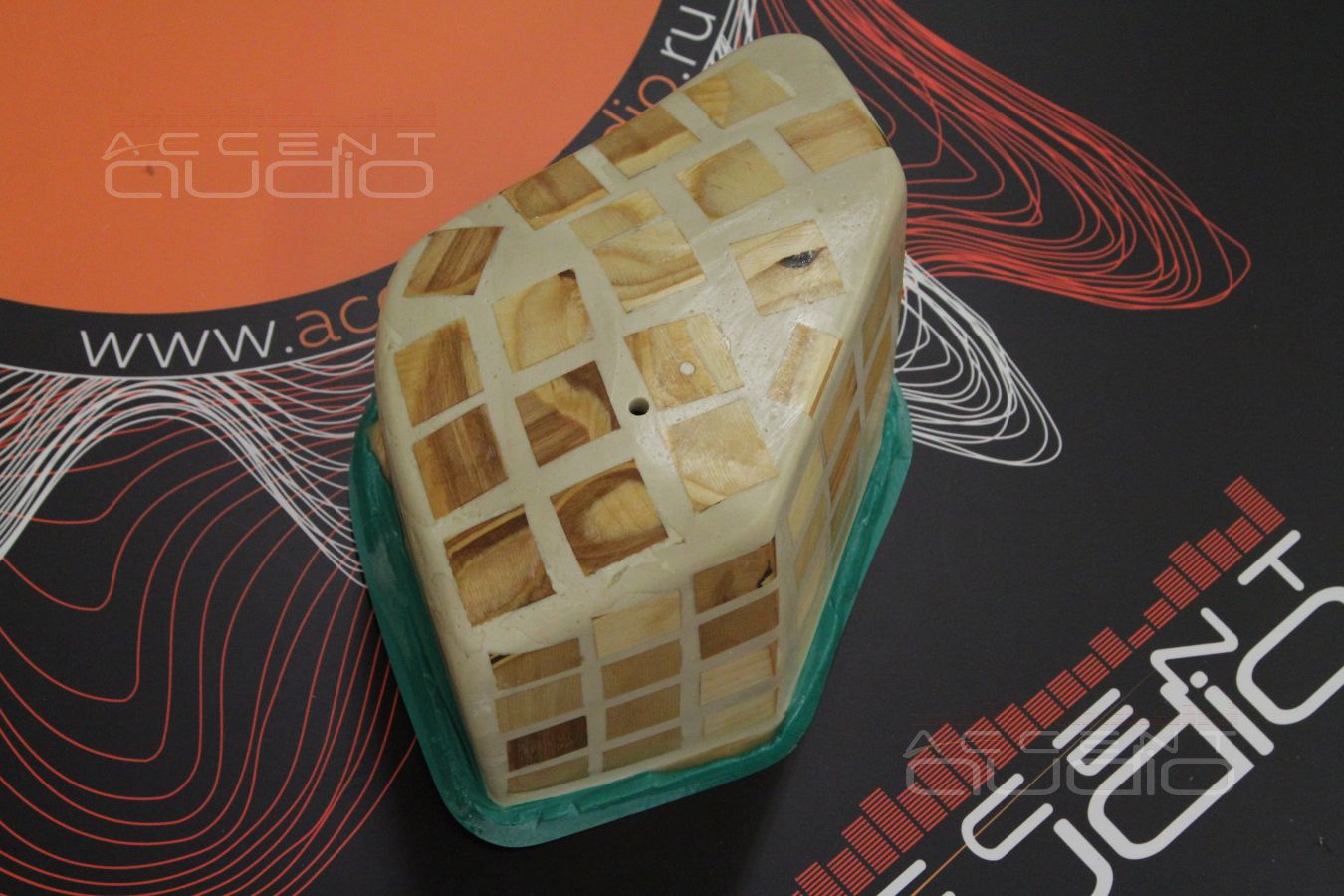 Маленькому сабвуферу – маленький, но качественный корпус: стелс для Audison Prima 8D