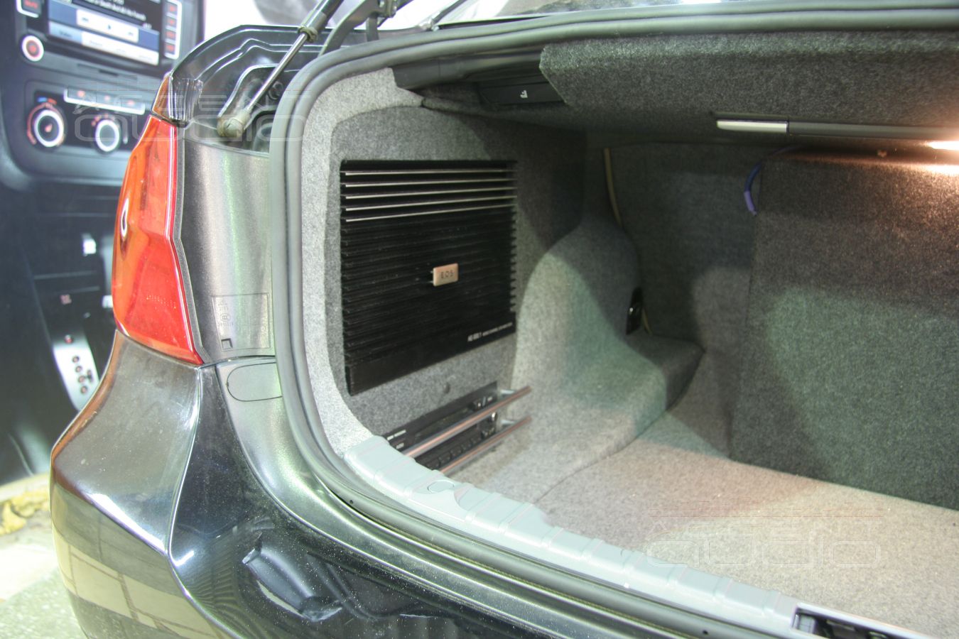 Сабвуферный усилитель E.O.S. AE-500.1 в BMW 330i E90