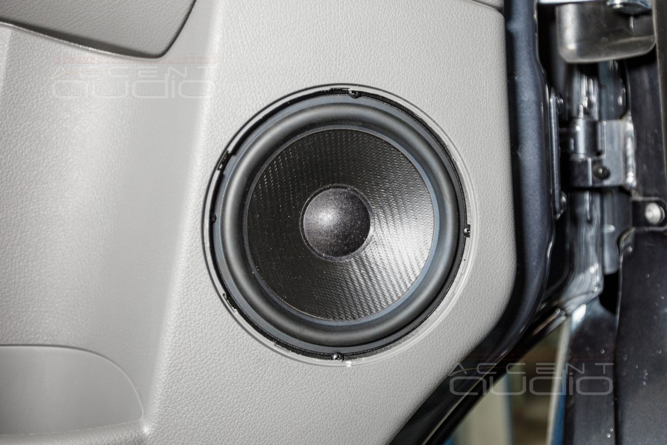 Установка мидбасовых динамиков SOAudio в Mercedes-Benz Sprinter CS-Reisemobile