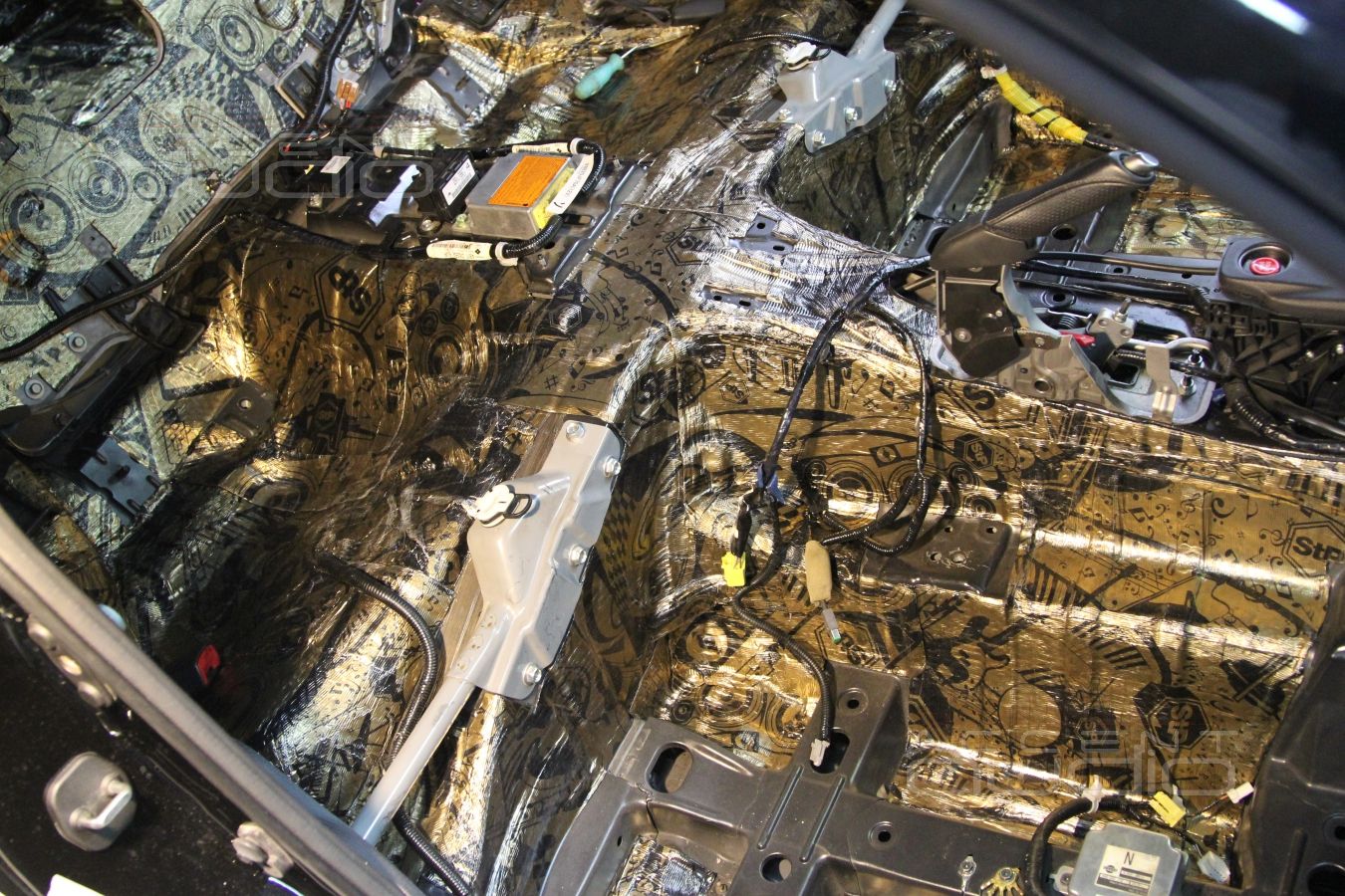 Шумоизоляция пола и багажного отсека Nissan GT-R в 2 слоя