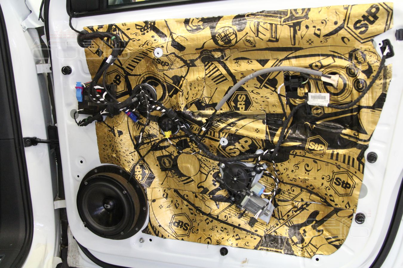 Установка акустики и шумоизолция дверей Tiguan