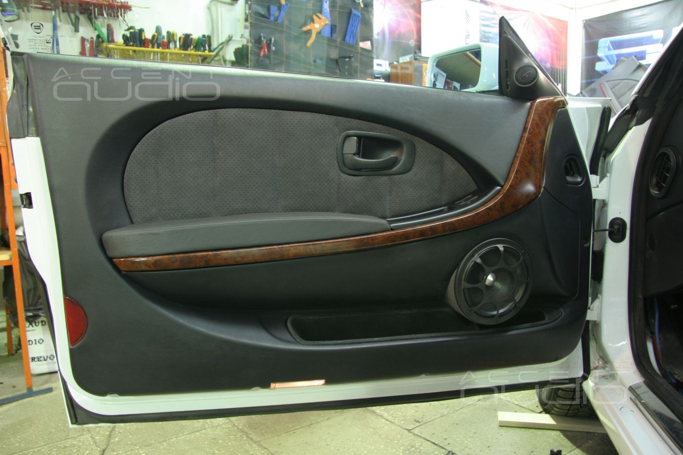 Изготовление подиумов под мидбасы и твитеры в Lancia Kappa Coupe