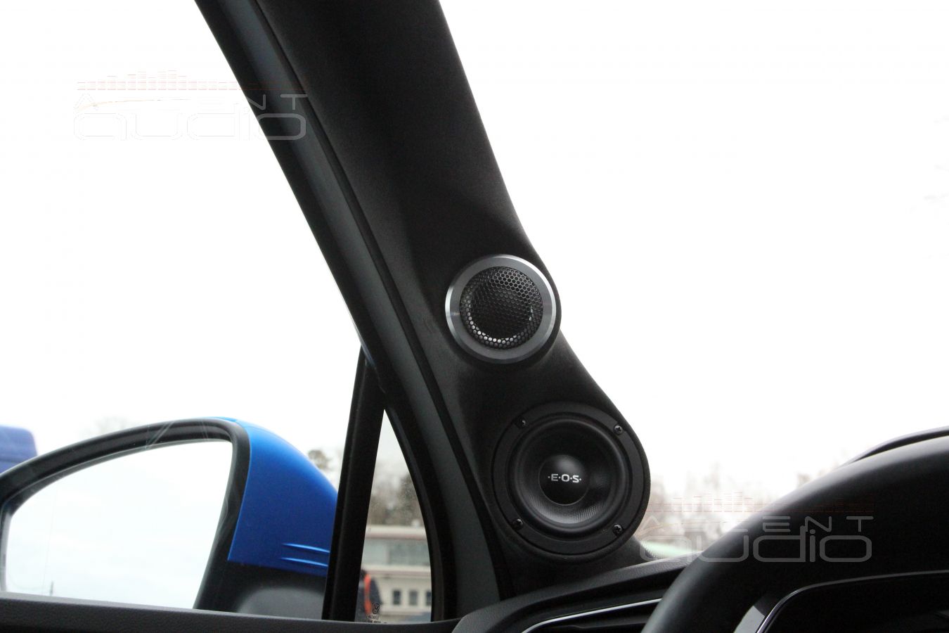 Установка СЧ и ВЧ динамиков – подиумы в стойках лобового стекла Volkswagen Tiguan 2