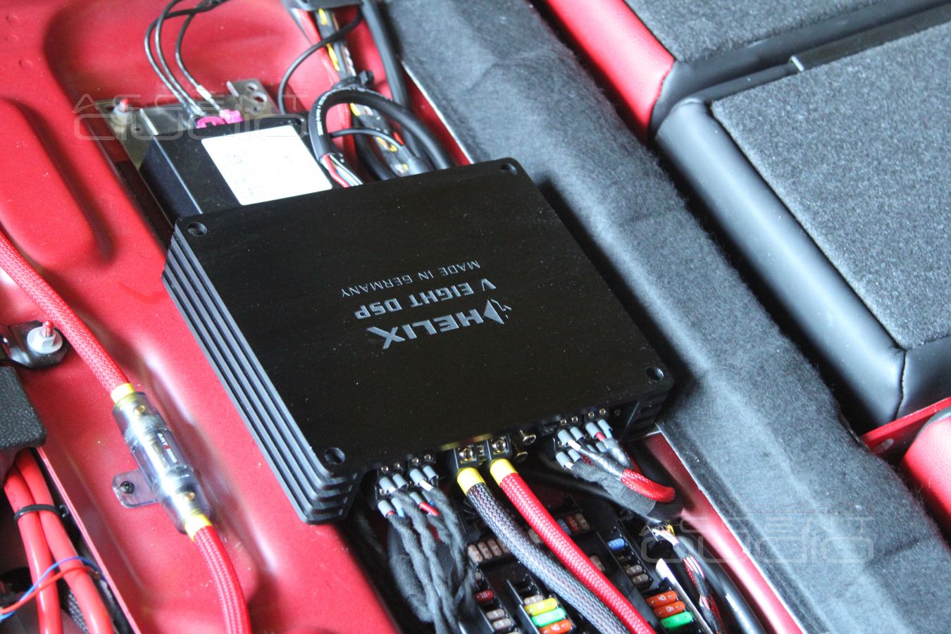 Восьмиканальный процессорный усилитель Helix VEight в багажном отсеке BMW 118i