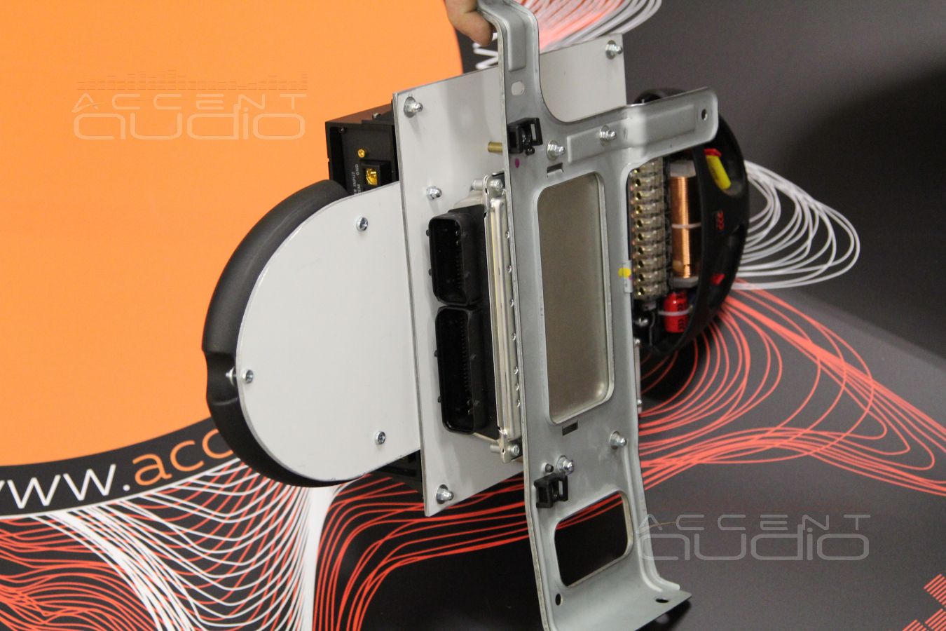 Установка усилителя Zapco ADSP-Z8 IV-8 в Hyundai Genesis