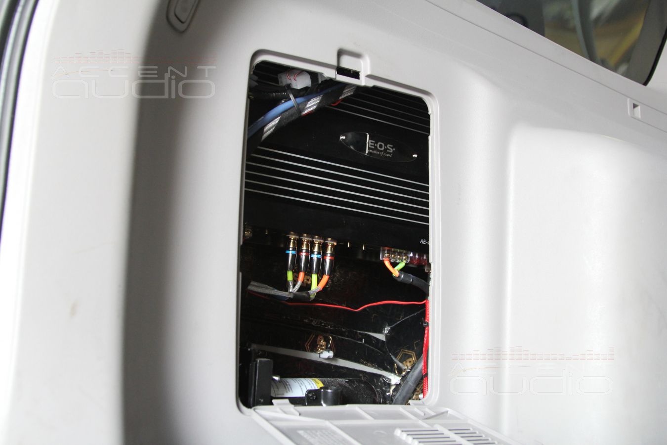 Скрытая установка усилителя в Mitsubishi Pajero Sport 2013