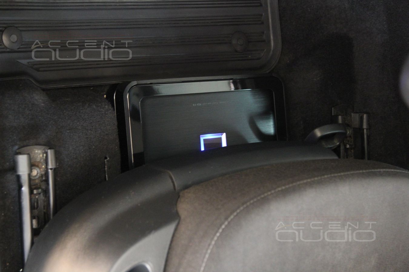 Усилитель Alpine PDX F4 в в Skoda Octavia 5