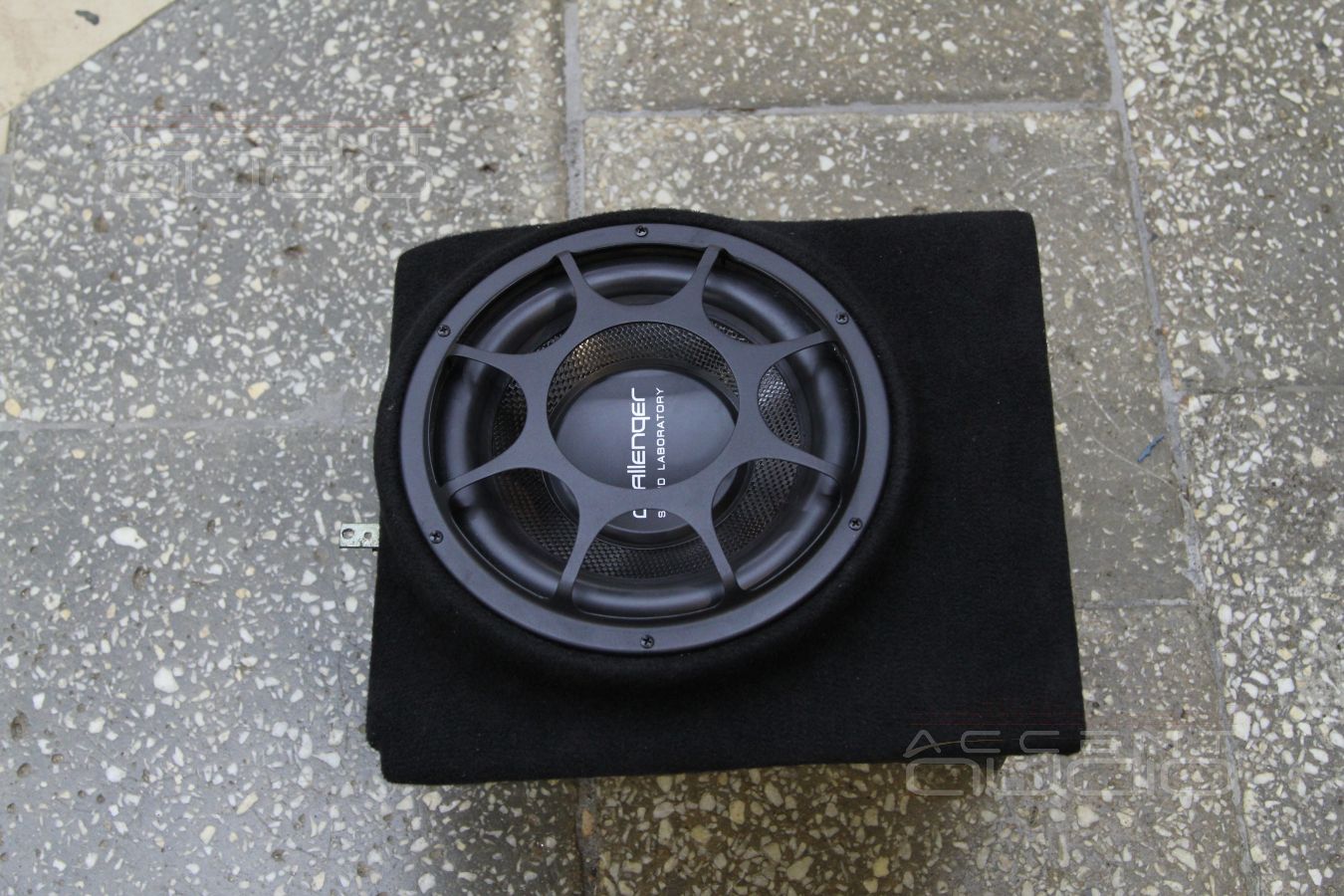 Сабвуфер стелс в BMW X5