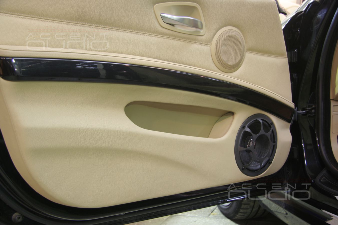 Новый дизайн обшивок и новый мидбас на новом месте