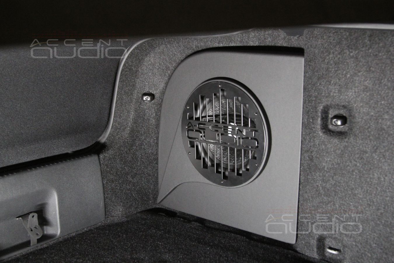 Настоящий сабвуфер-стелс для Skoda Octavia