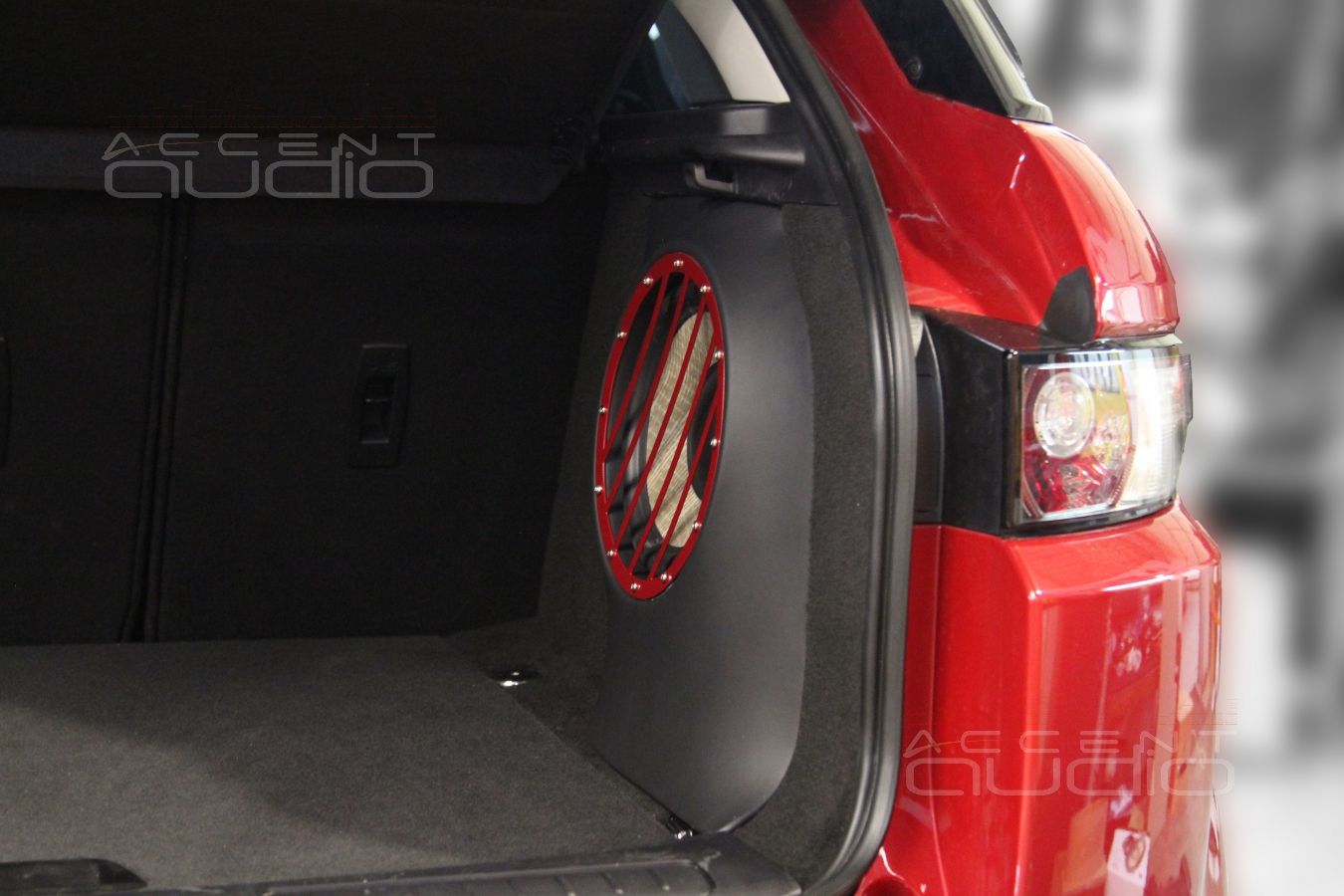 Сабвуфер стелс в RangeRover Evoque