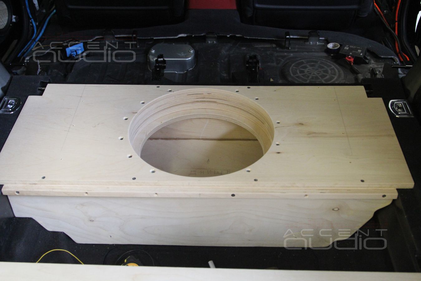 Установка сабвуфера JLAudio 12TW3-D4 в Porsche Macan