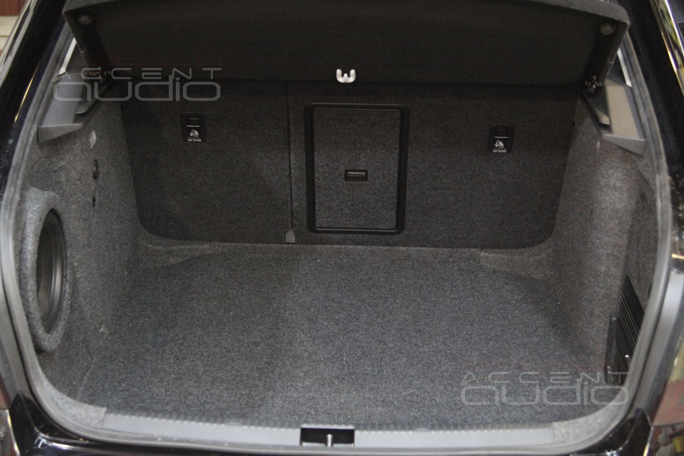Сабвуфер стелс в левом крыле Skoda Octavia 3