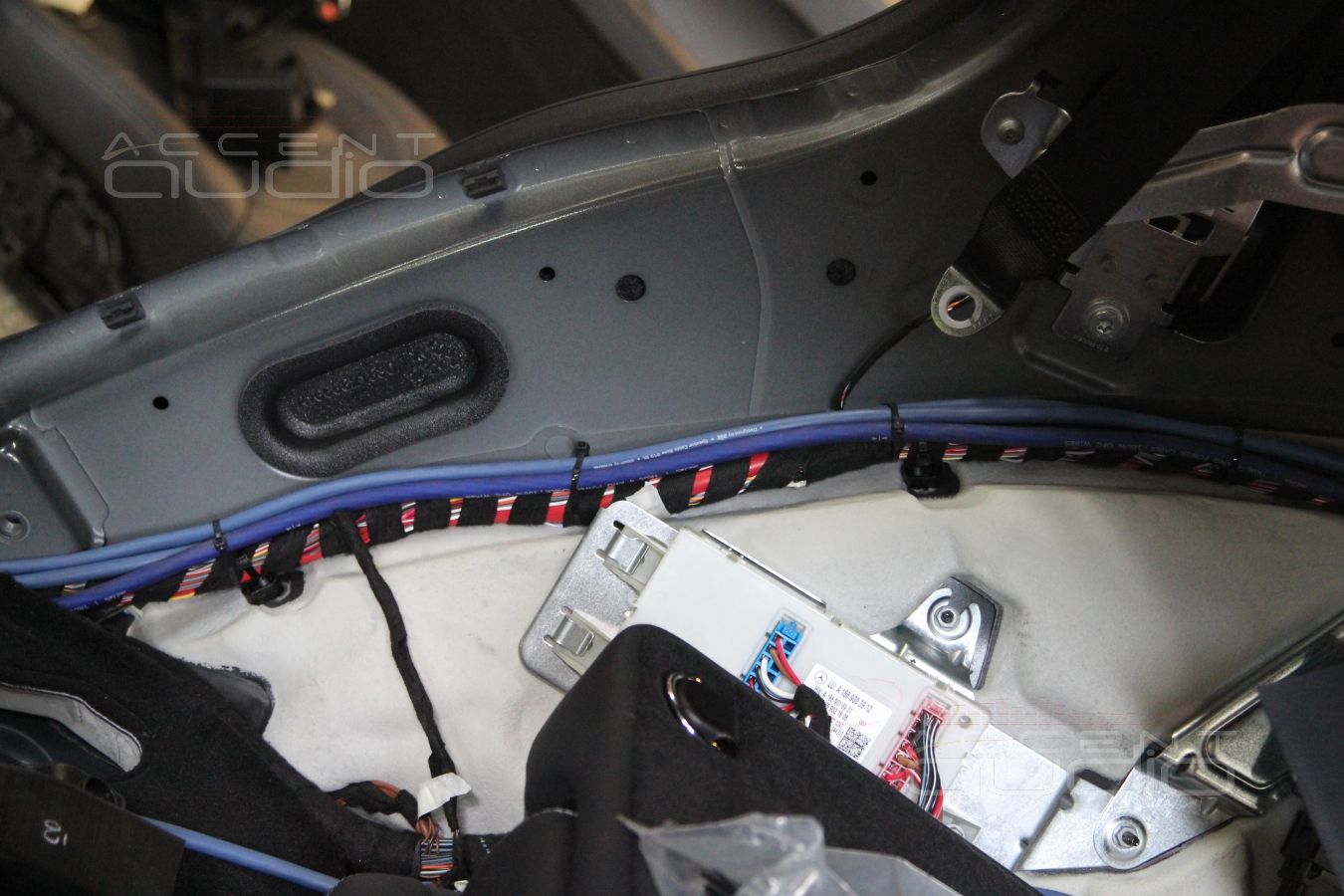 Скрытая установка аудиопроцессора и усилителя в Mercedes GL 63 AMG