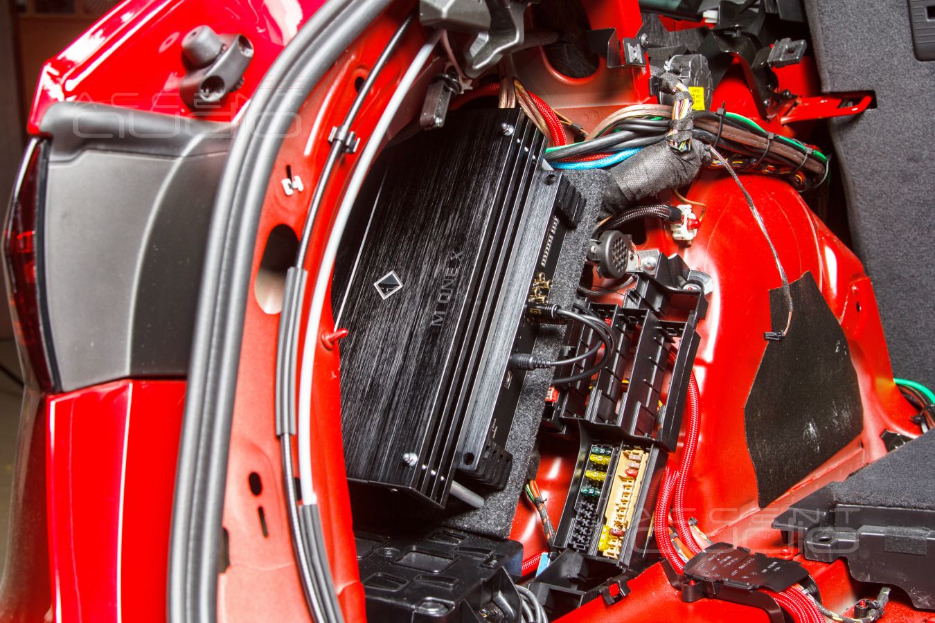 Скрытый монтаж усилителей Helix в Audi A4 Avant 2021